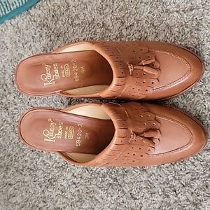 Kinney heeled leather clogs